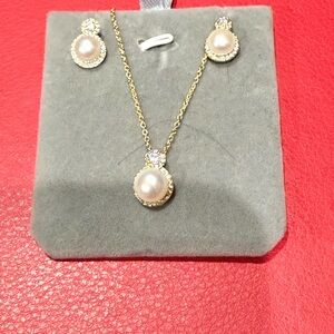Elegant Gold and Pearl Jewelry Set